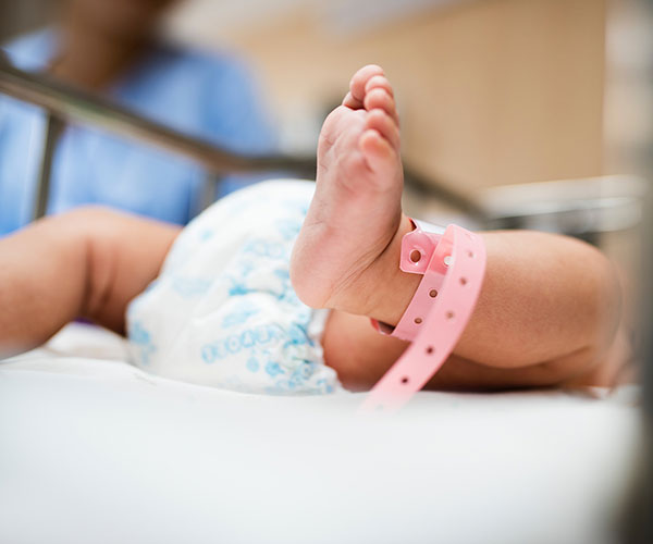 Piedini di un neonato — Culle per la Vita
