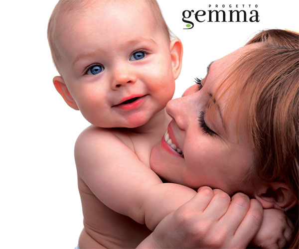 Mamma che abbraccia il suo bambino — Progetto Gemma