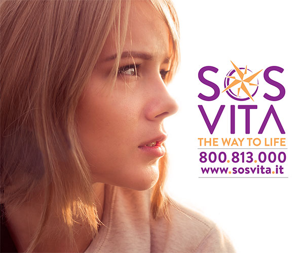Donna pensierosa accanto al numero verde SOS Vita 800 813 000